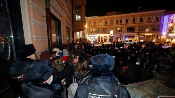La policía antidisturbios dispersa protestas por la sentencia de Navalny en Moscú