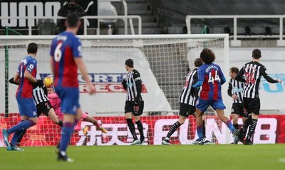 Otra derrota del Newcastle de Almirón, que se complica en la Premier
