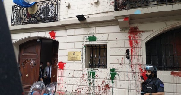 La Nación / Con bombas molotov atacaron la embajada paraguaya en Buenos Aires