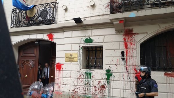 Tras ataque a sede de embajada en Argentina detienen a prófugas por pintata del Panteón