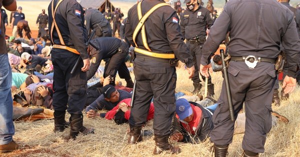 La Nación / Tribunal condenó a 27 personas por invasión de inmueble ajeno