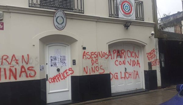 Protesta por niñas de Yby Yaú termina con destrozos en embajada paraguaya en Buenos Aires