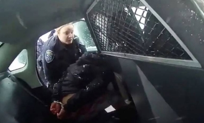 HOY / Video - Policías esposan y rocían con gas pimienta a niña de 9 años en EEUU
