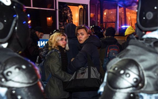 Más de 1.400 detenidos en Rusia en las protestas por la sentencia a Navalni - Mundo - ABC Color
