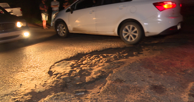 Tratando de evadir un bache, una mujer terminó arrollando a un peatón