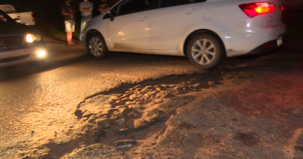 Tratando de evadir un bache, una mujer terminó arrollando a un peatón