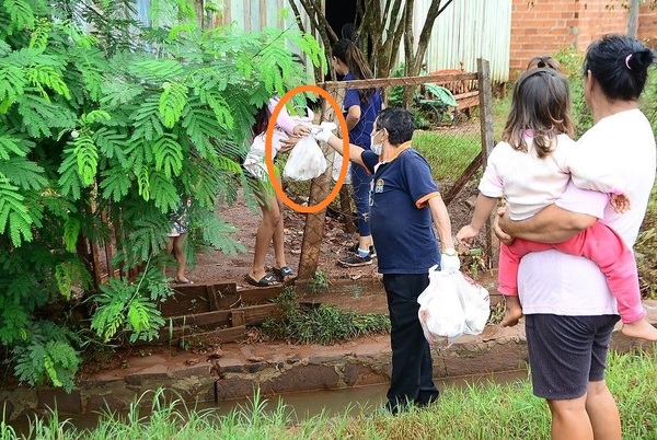 Intendente OFRECE solo “pan y leche de soja” a DESABRIGADOS, porque COMUNA no tiene DINERO