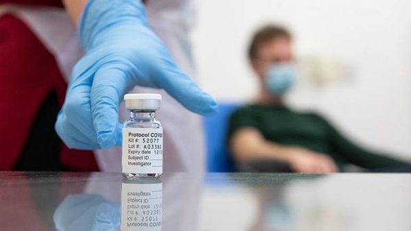 HOY / La vacuna AstraZeneca de Oxford podría reducir sustancialmente la propagación del COVID-19, afirman