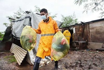 Comuna traslada a primeros afectados por subida del río en Asunción