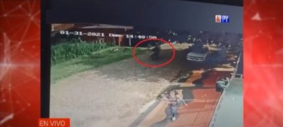 Cobarde asalto: Motochorros atacan a mujer con su hija en brazos | Noticias Paraguay