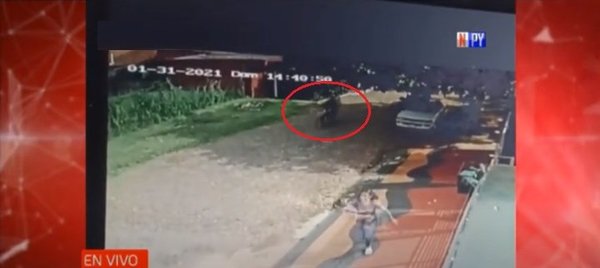 Cobarde asalto: Motochorros atacan a mujer con su hija en brazos | Noticias Paraguay