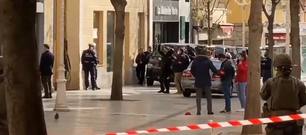 Francia: Un hombre decapitó con una katana a un vagabundo y arrojó su cabeza por la ventana