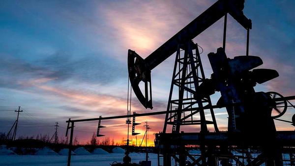 Precio del petróleo sube a niveles prepandemia por restricciones de suministro