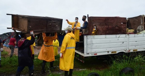 La Nación / Familias del Bañado Sur con viviendas inundadas fueron evacuadas