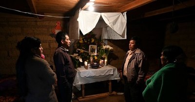 La Nación / México: capturan a 12 policías por masacre de 19 personas calcinadas en frontera