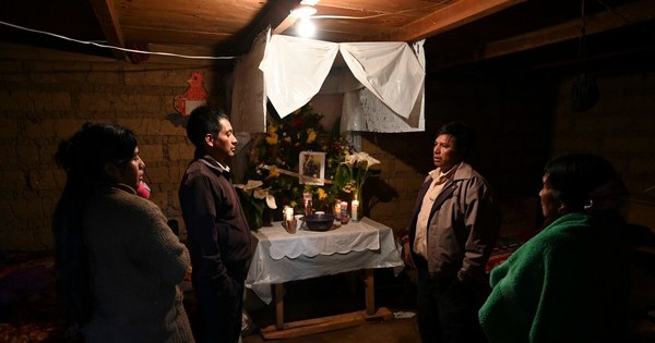 La Nación / México: capturan a 12 policías por masacre de 19 personas calcinadas en frontera