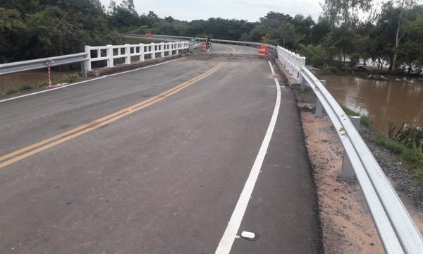 Habilitan puente en precarias condiciones luego de hundimiento