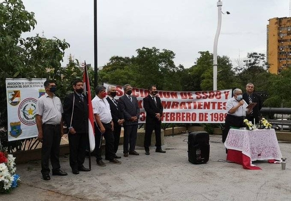 HOY / Excombatiente del 89 realizan un acto conmemorativo en la Plaza de la Democracia