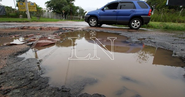 La Nación / Lambaré: prometen reparar calles minadas de baches “hasta donde dé el presupuesto”