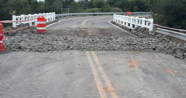 La Nación / MOPC “arregla” ruta con piedras y le “llueven” críticas: hace un mes se había inaugurado