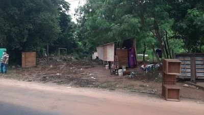 Quieren instalar a los desplazados por la suba del río en clubes deportivos, para evitar ocupar plazas y avenidas - Nacionales - ABC Color