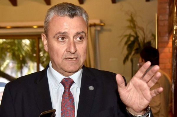 Diputados salvan a Juan Ernesto Villamayor del voto de censura