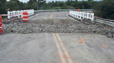 MOPC “arregla” ruta con piedras y le “llueven” críticas: hace un mes se había inaugurado