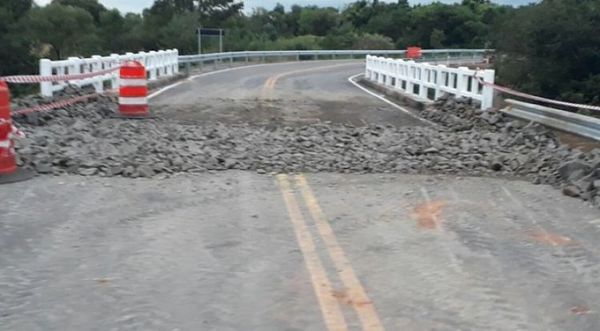 MOPC “arregla” ruta con piedras y le “llueven” críticas: hace un mes se había inaugurado