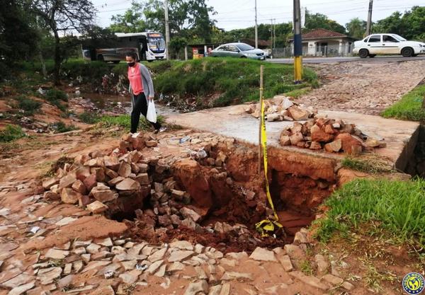 Empedrado se hunde y deja sin camino a vecinos de Ycuá Duré •