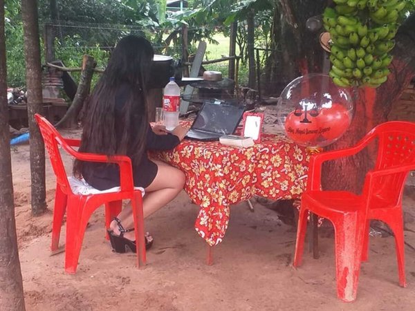Rindió su último examen bajo un techito que le construyó su papá