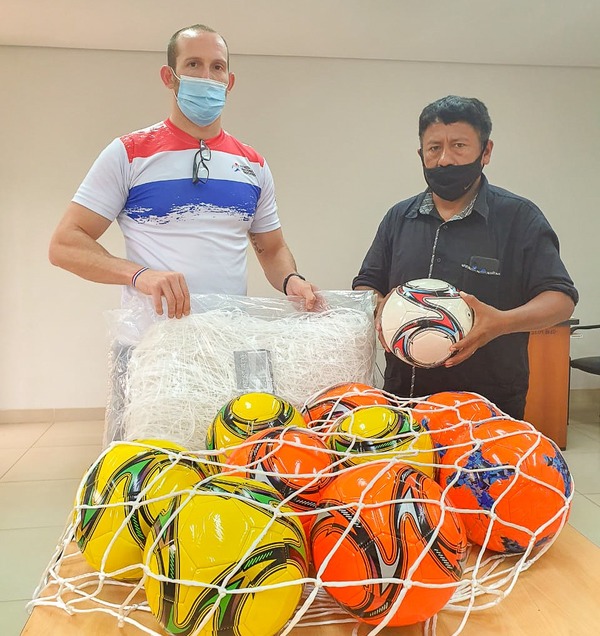 Comunidad indígena de Loma Plata recibe implementos deportivos | .::Agencia IP::.