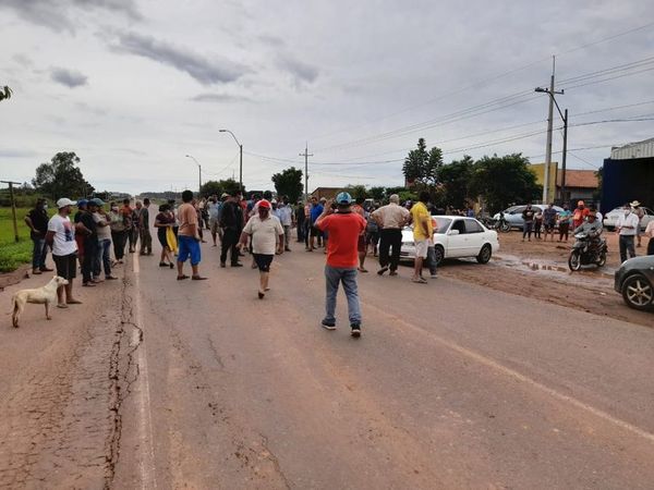 Afectados por inundaciones cierran Ruta PY02 - Nacionales - ABC Color