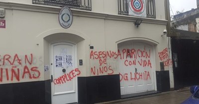 La Nación / Vinculados al gobierno de Fernández apoyan a vándalos que atacaron embajada, afirman