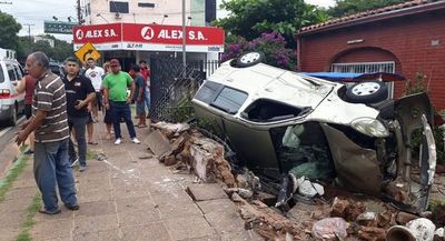 Vehículo vuelca en Caacupé - Nacionales - ABC Color