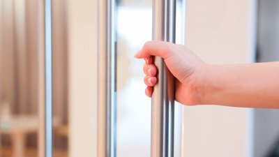 | El COVID-19 rara vez se propaga a través de superficies: ¿por qué seguimos desinfectando?