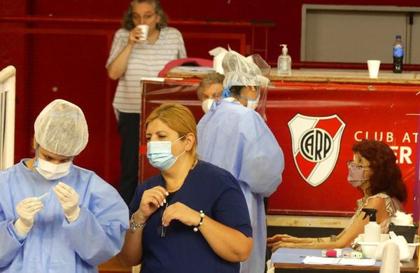 River Plate, primer club argentino que vacuna a profesionales de la salud - Fútbol - ABC Color