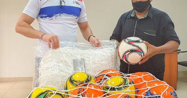 La Nación / Se tituló como primer árbitro indígena del país y recibió equipos deportivos para su comunidad