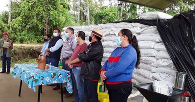 La Nación / Productores de Misiones recibieron insumos del MAG