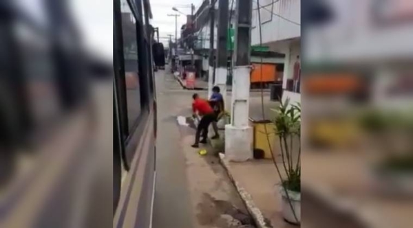 HOY / VIDEO | Tras robar equipo de sonido portátil e intentar huir, ladrón es "bajado" por empleados