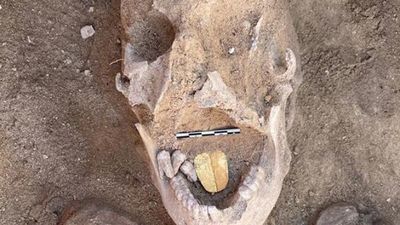 Hallan una momia con lengua de oro en Egipto