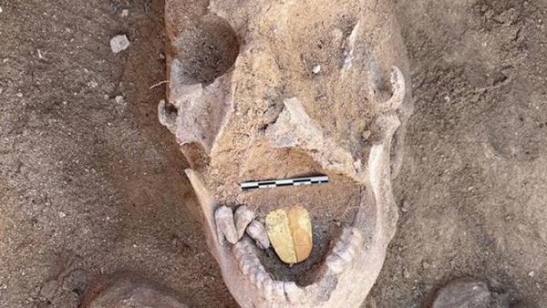 Hallan una momia con lengua de oro en Egipto