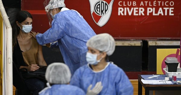 La Nación / Test y vacunas en teatros y clubes