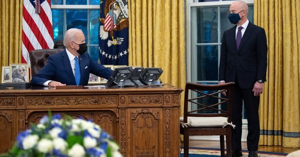 La Nación / Biden promete “deshacer la vergüenza” heredada