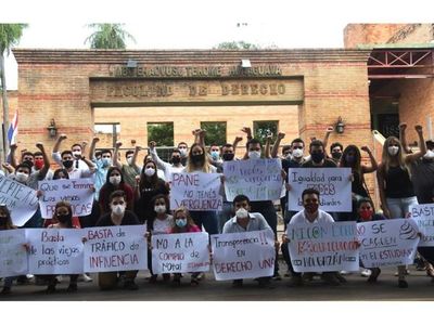 Derecho: Protesta por  doble matriculación de un estudiante