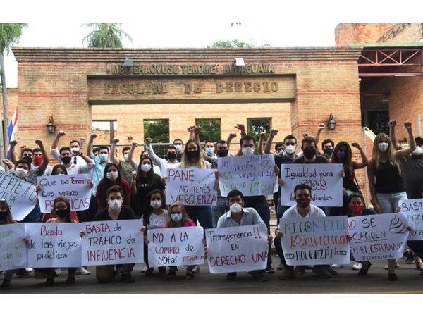 Derecho: Protesta por doble matriculación de un estudiante