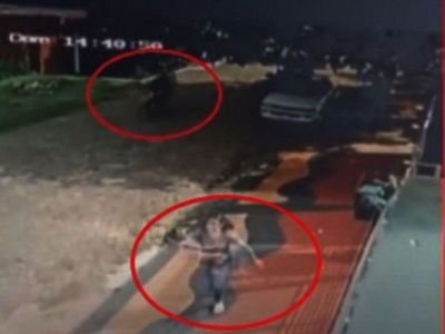 Asaltantes apuntan a niña de 2 años para robar a su madre