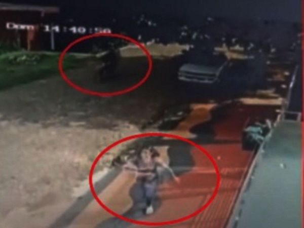 Asaltantes apuntan a niña de 2 años para robar a su madre