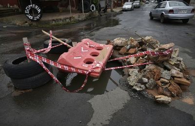 Los hundimientos por toda Asunción ponen en peligro a los conductores - Nacionales - ABC Color