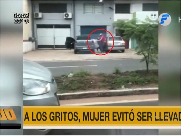 A los gritos, mujer evita ser llevada a la fuerza por desconocidos