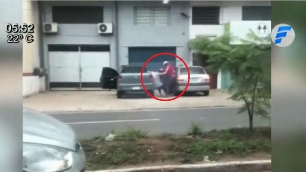 “No me robaron nada, me quisieron ingresar a su vehículo a rastras” | Noticias Paraguay